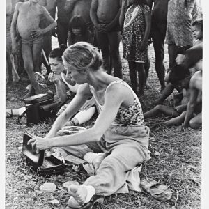 Marika Gidali se maquiando antes de se apresentar no Xingu, em 1977. Foto: arquivo pessoal